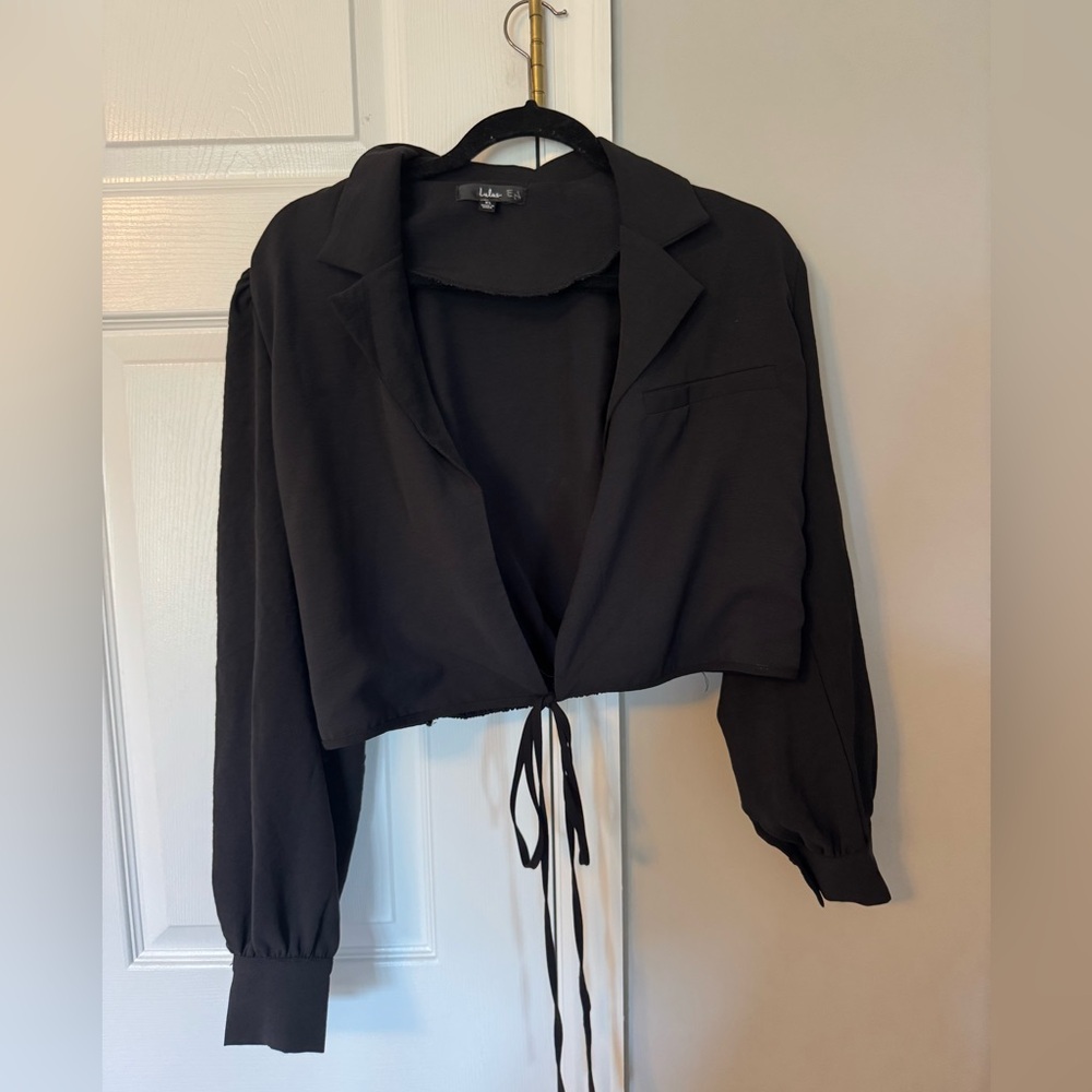 Lulu's Black Tie-Front Cropped Top